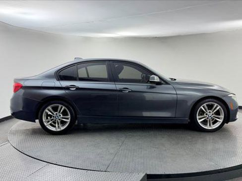 Used 2016 BMW 320i Sedan w/ Sport Package image 9
