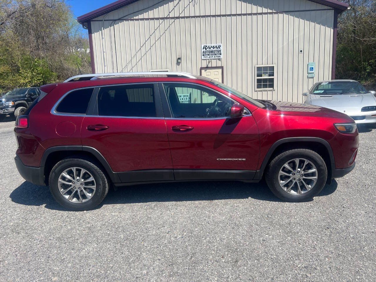 Used 2019 Jeep Cherokee Latitude Plus w/ Cold Weather Group AWD/4WD image 23