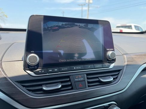 Used 2025 Nissan Altima 2.5 SV FWD image 19