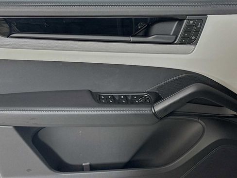 Used 2025 Porsche Cayenne image 11