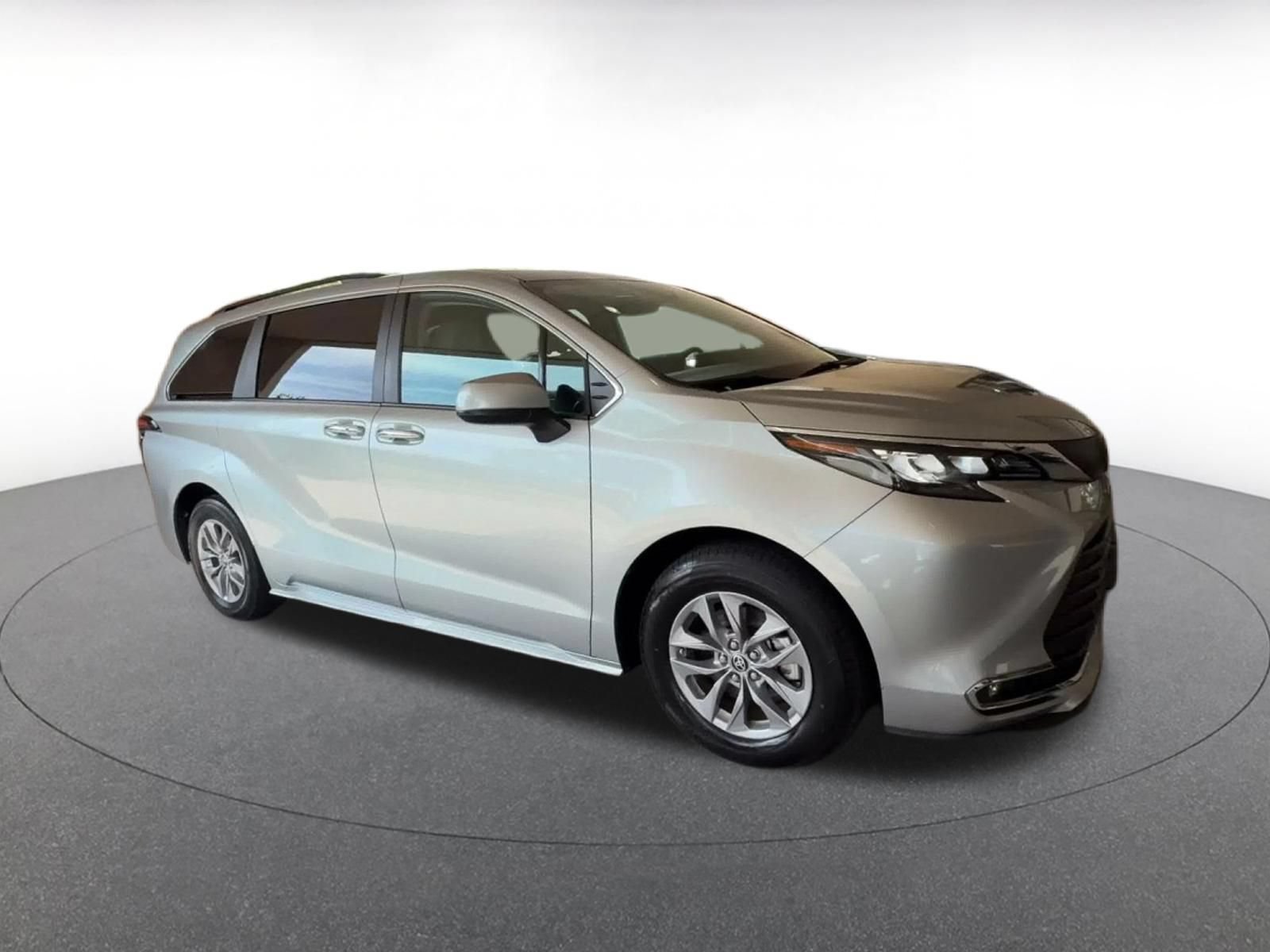 Used 2024 Toyota Sienna XLE FWD image 2