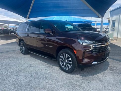 Used 2023 Chevrolet Suburban LT w/ Luxury Package RWD image 3
