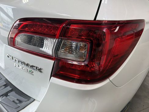 Used 2017 Subaru Outback 2.5i Limited AWD/4WD image 5