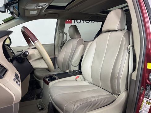 Used 2011 Toyota Sienna Limited image 4