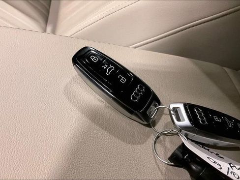 Used 2024 Audi Q8 e-tron Premium Plus w/ Premium Plus Package image 11