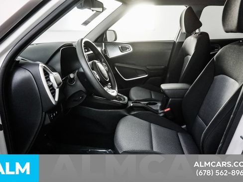Used 2025 Kia Soul LX w/ LX Technology Package FWD image 11
