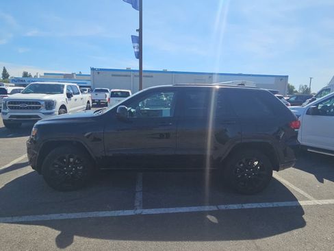 Used 2022 Jeep Grand Cherokee Laredo X image 5