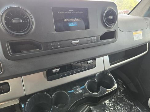 Used 2021 Mercedes-Benz Sprinter 2500 image 14