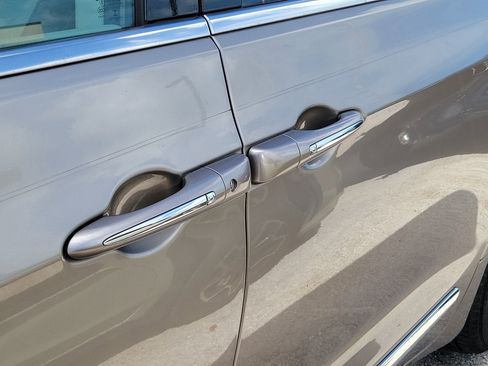 Used 2017 Chrysler Pacifica Touring-L Plus FWD image 6