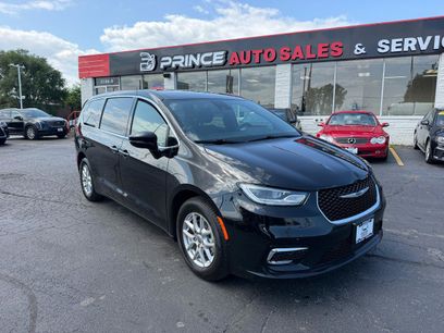 Used 2025 Chrysler Pacifica Select