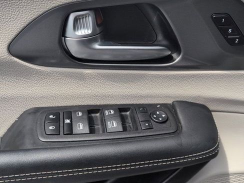 Used 2023 Chrysler Pacifica Touring-L image 13
