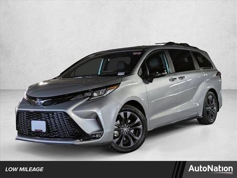 Used 2025 Toyota Sienna XSE image 1