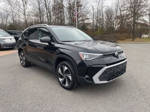 Certified 2025 Volkswagen Taos SE w/ Panoramic Sunroof Package image 5