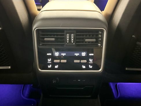 Used 2025 Porsche Cayenne Turbo AWD/4WD image 28