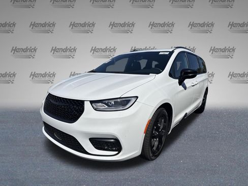 Used 2025 Chrysler Pacifica Limited FWD image 4