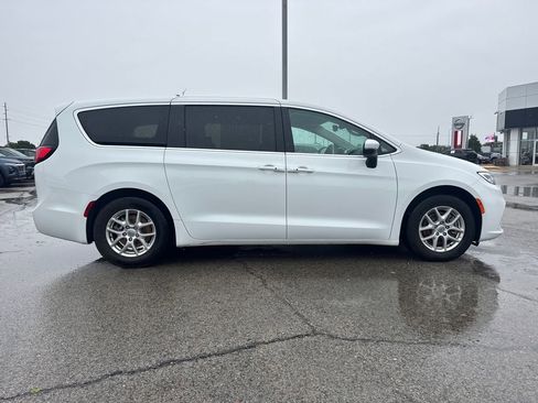 Used 2023 Chrysler Pacifica Touring-L FWD image 7