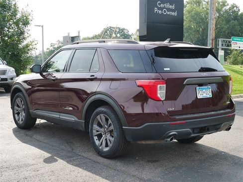 Used 2022 Ford Explorer XLT w/ Equipment Group 202A image 4
