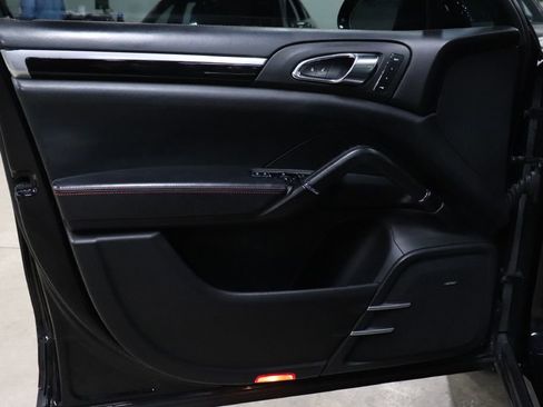 Used 2017 Porsche Cayenne Turbo image 9