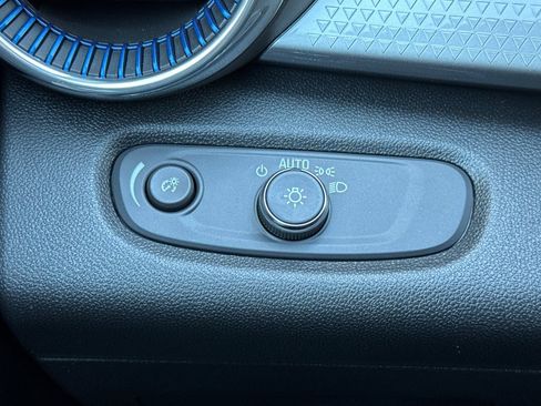 Used 2025 Chevrolet Trax LT w/ Driver Confidence Package image 29