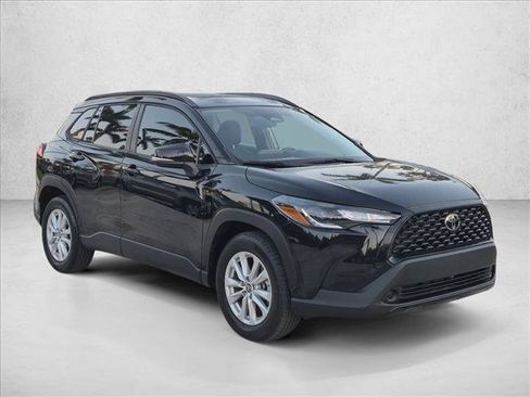 Used 2023 Toyota Corolla Cross LE w/ Moonroof Package FWD image 3