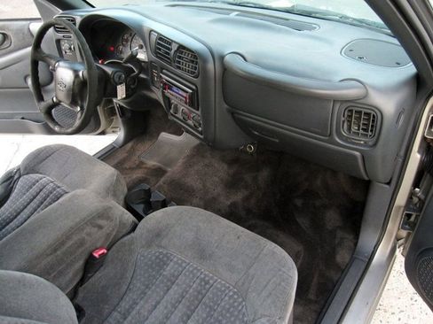 Used 2001 Chevrolet S10 Pickup LS w/ Preferred Equipment Group image 22