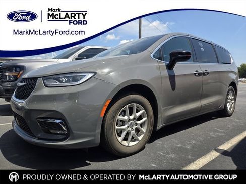 Used 2025 Chrysler Pacifica Select FWD image 1