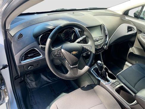 Used 2018 Chevrolet Cruze LT image 9
