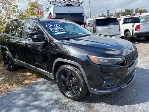 Used 2019 Jeep Cherokee Latitude Plus image 3