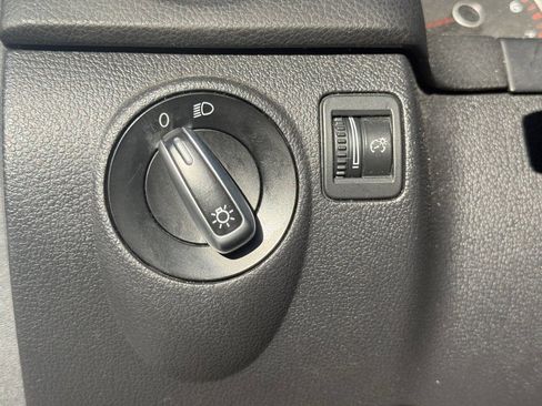 Used 2013 Volkswagen Tiguan S image 16