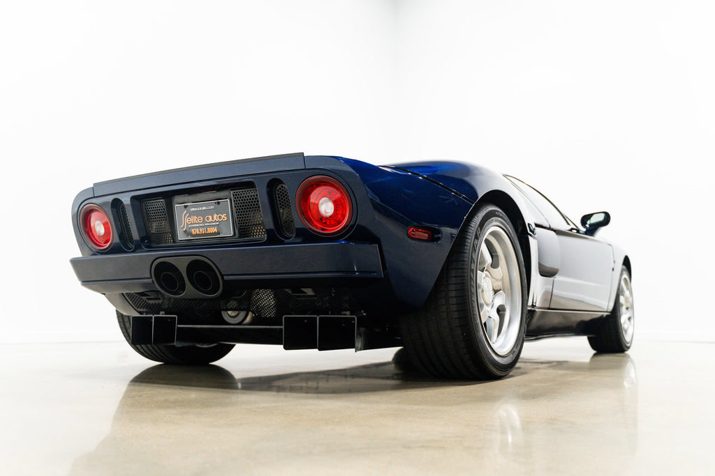 Used 2005 Ford GT RWD image 10