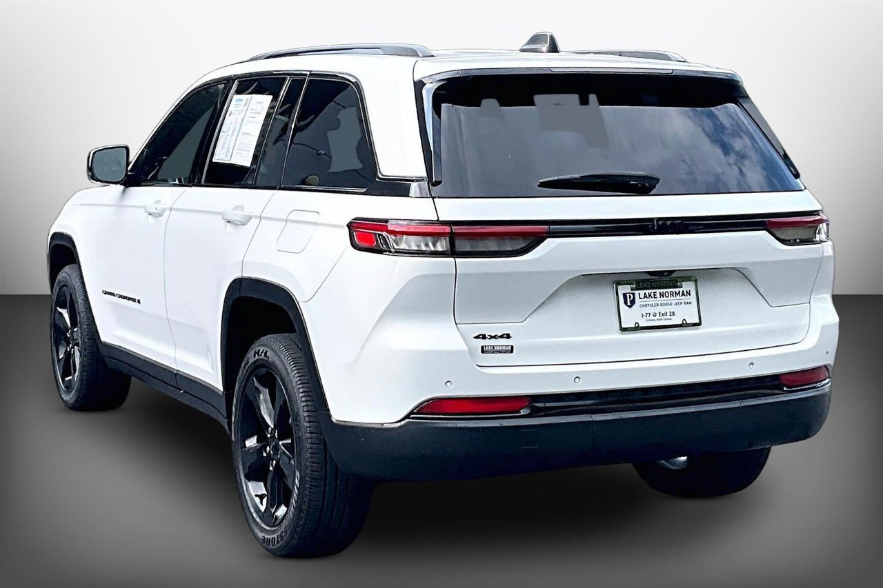 Used 2023 Jeep Grand Cherokee Altitude AWD/4WD image 6