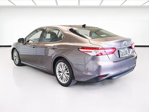 Used 2020 Toyota Camry XLE image 6