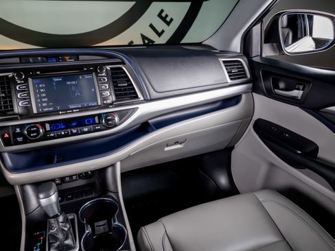 Used 2019 Toyota Highlander XLE image 7