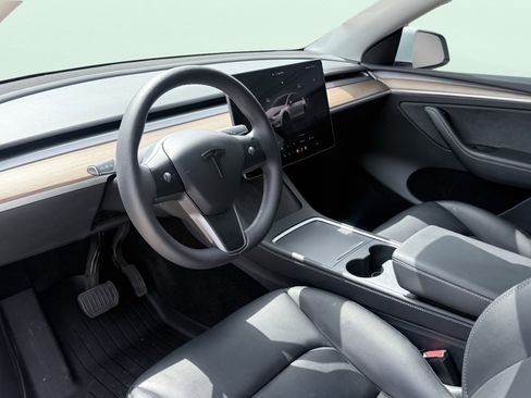 Used 2024 Tesla Model Y Long Range AWD/4WD image 29