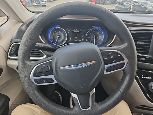 Used 2018 Chrysler Pacifica Touring Plus image 17