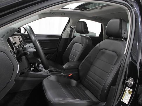 Certified 2023 Volkswagen Jetta SE w/ Panoramic Sunroof Package image 5