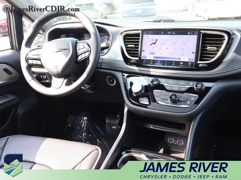 Used 2025 Chrysler Pacifica Limited FWD image 13
