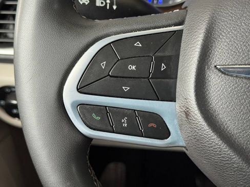 Used 2023 Chrysler Pacifica Limited FWD image 36