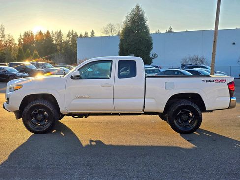 Used 2016 Toyota Tacoma SR5 AWD/4WD image 4