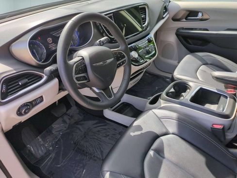 Used 2024 Chrysler Pacifica Touring-L FWD image 11