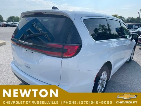Used 2023 Chrysler Pacifica Touring-L FWD image 17