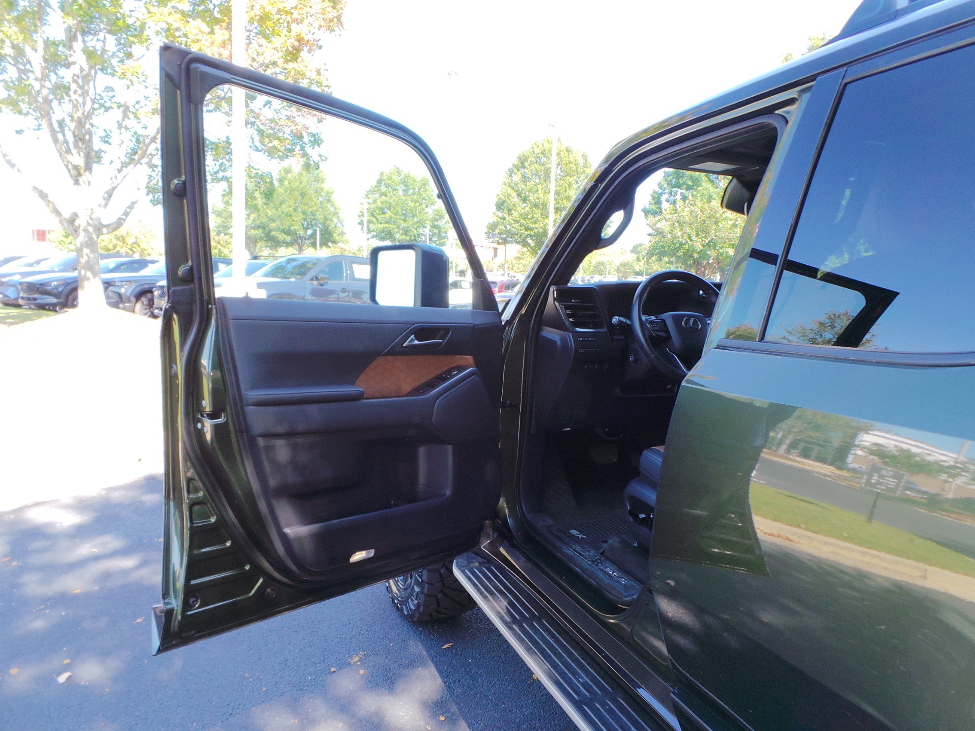 Used 2025 Lexus GX 550 w/ Accessory Package (2T) AWD/4WD image 29