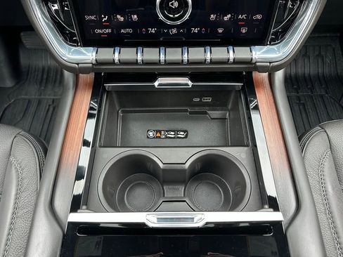 Used 2025 GMC Yukon Denali w/ Sun & Power Step Package AWD/4WD image 11