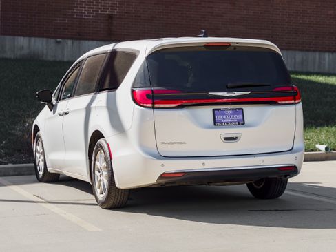 Used 2024 Chrysler Pacifica Touring-L image 5