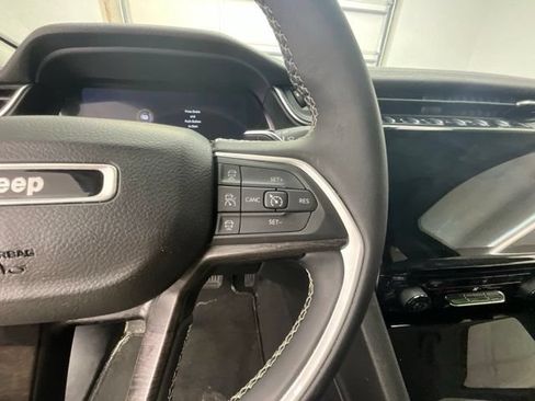 Used 2023 Jeep Grand Cherokee L Limited AWD/4WD image 19