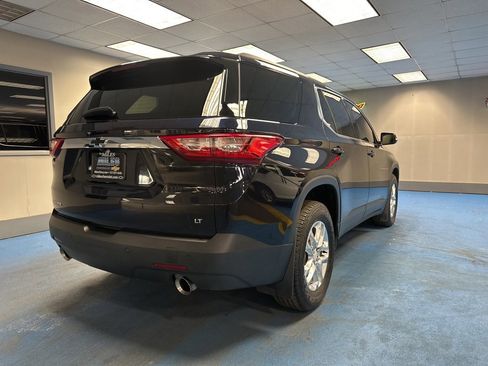 Used 2020 Chevrolet Traverse LT image 2