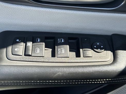 Used 2023 Chrysler Pacifica Touring-L image 18