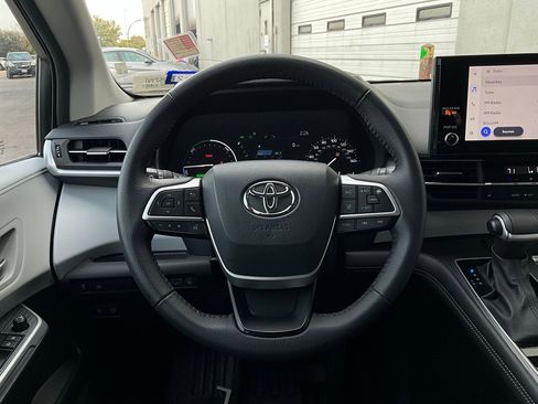 Used 2025 Toyota Sienna XLE image 35
