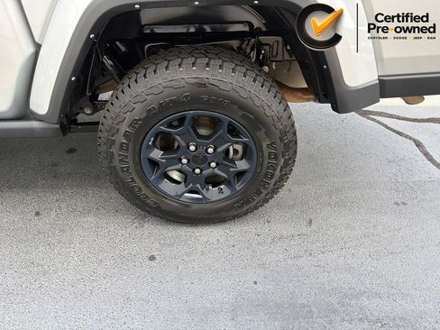 Certified 2023 Jeep Gladiator Sport AWD/4WD image 21