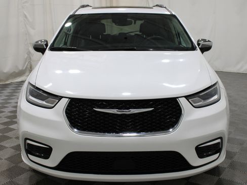 Used 2023 Chrysler Pacifica Limited FWD image 37